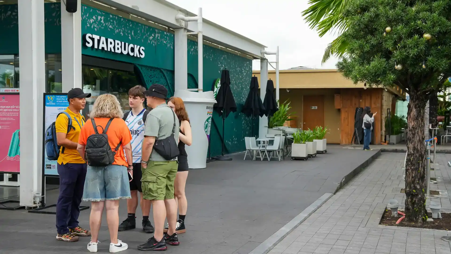 A Free Walking Tours Saigon local guide briefing international travellers at the Bach Dang Wharf meeting point in District 1.